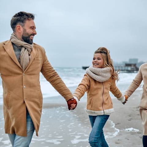 Glückliche Familie an einem Strand