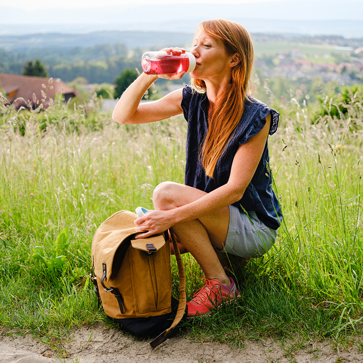Sarah mit Twinings Cold Infuse am Wandern
